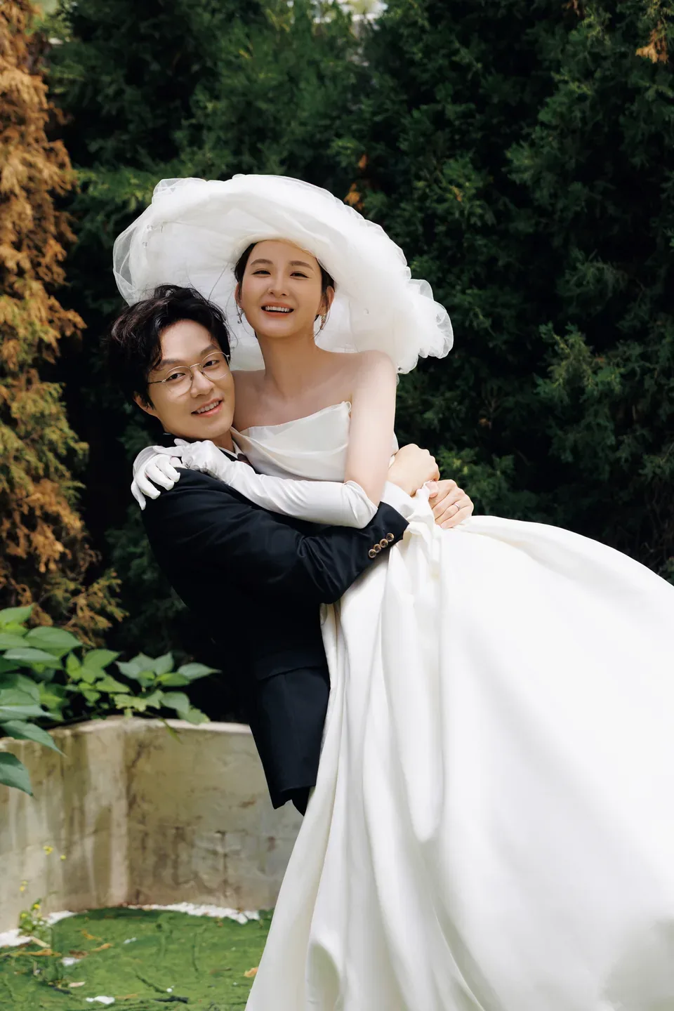 王心平与王雪的庭院婚纱照