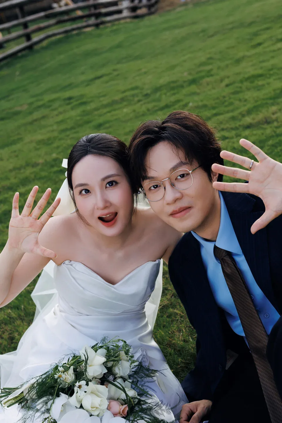 王心平与王雪的草地婚纱照