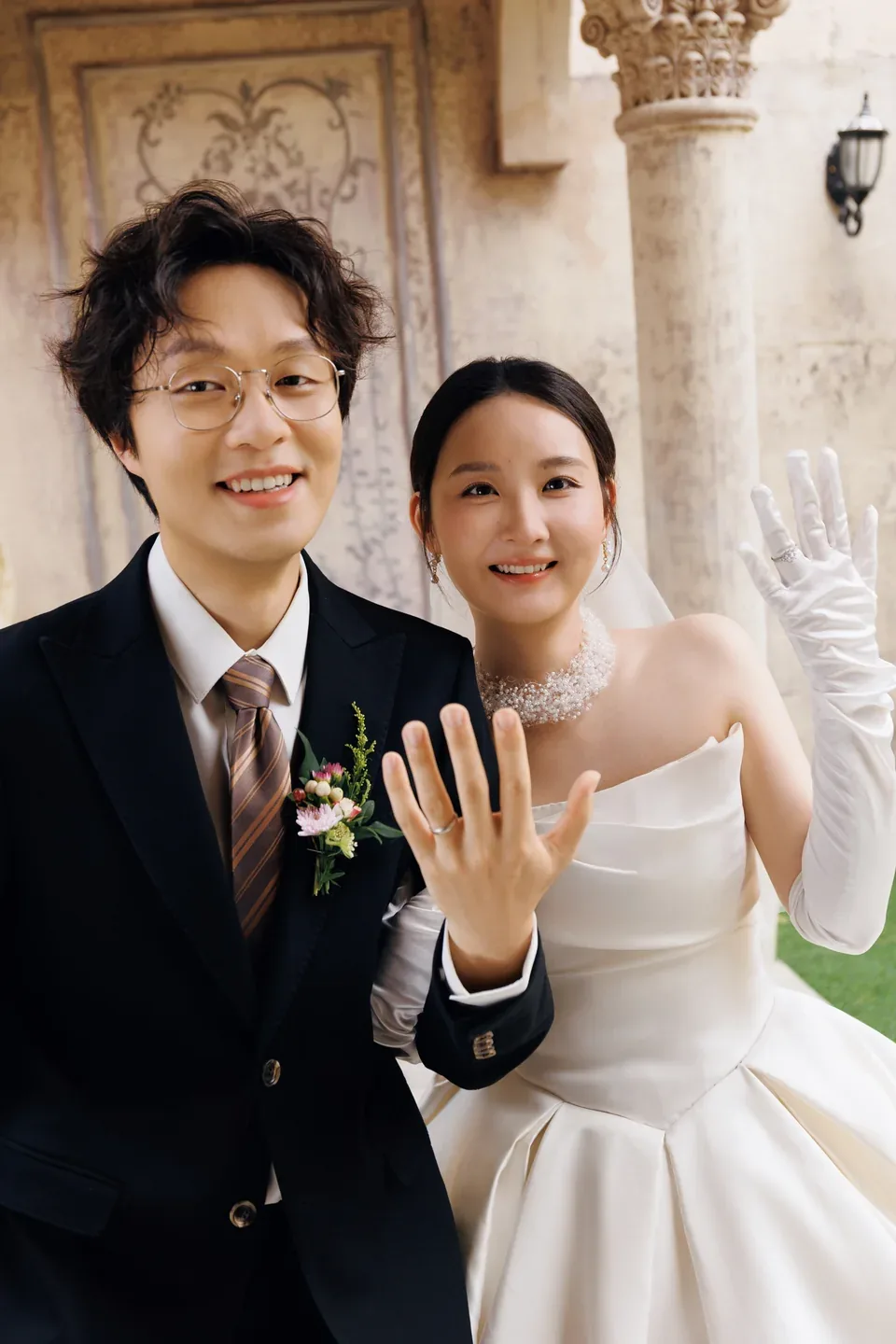 王心平与王雪的庭院婚纱照