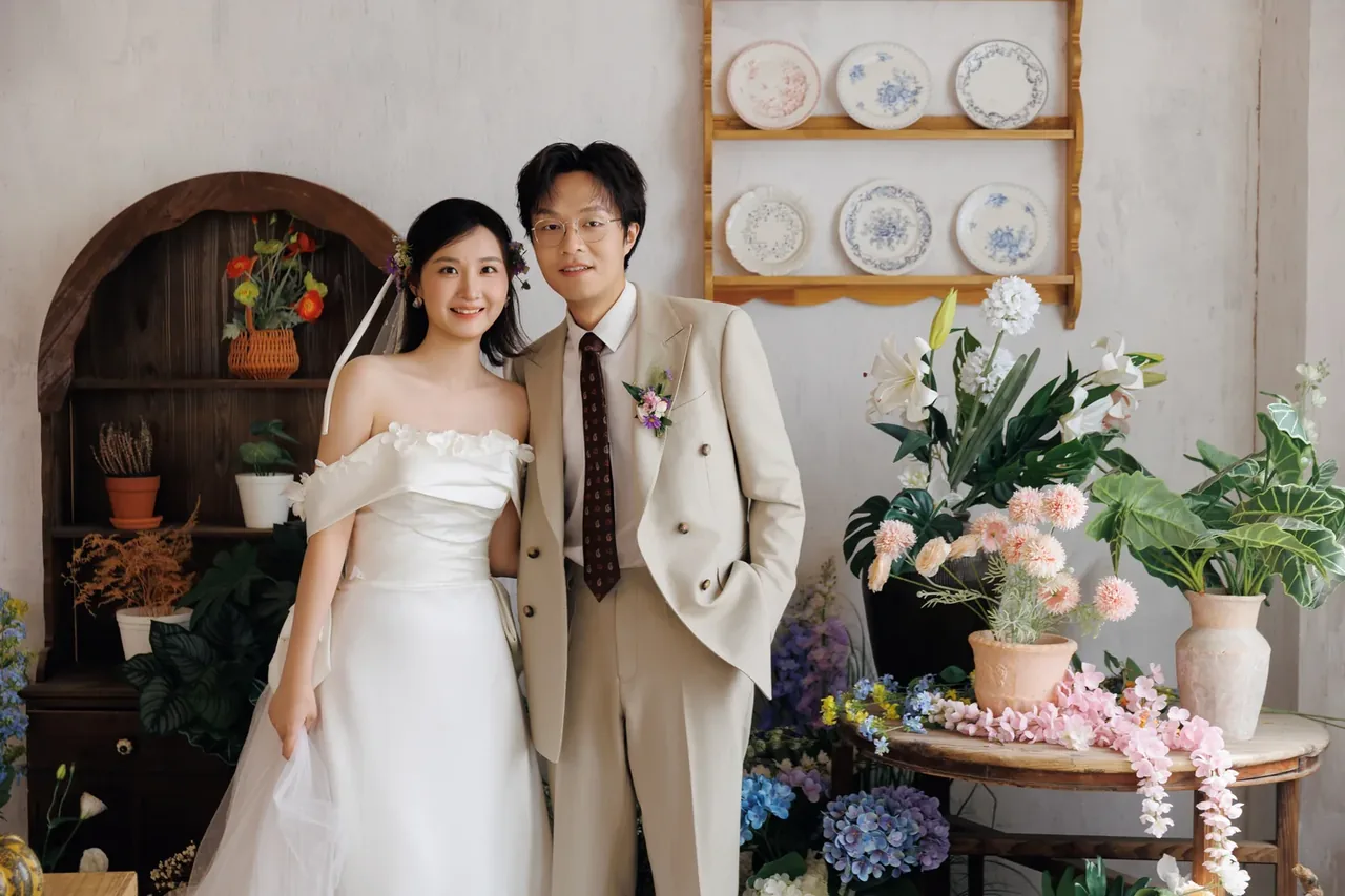 王心平与王雪的室内婚纱照