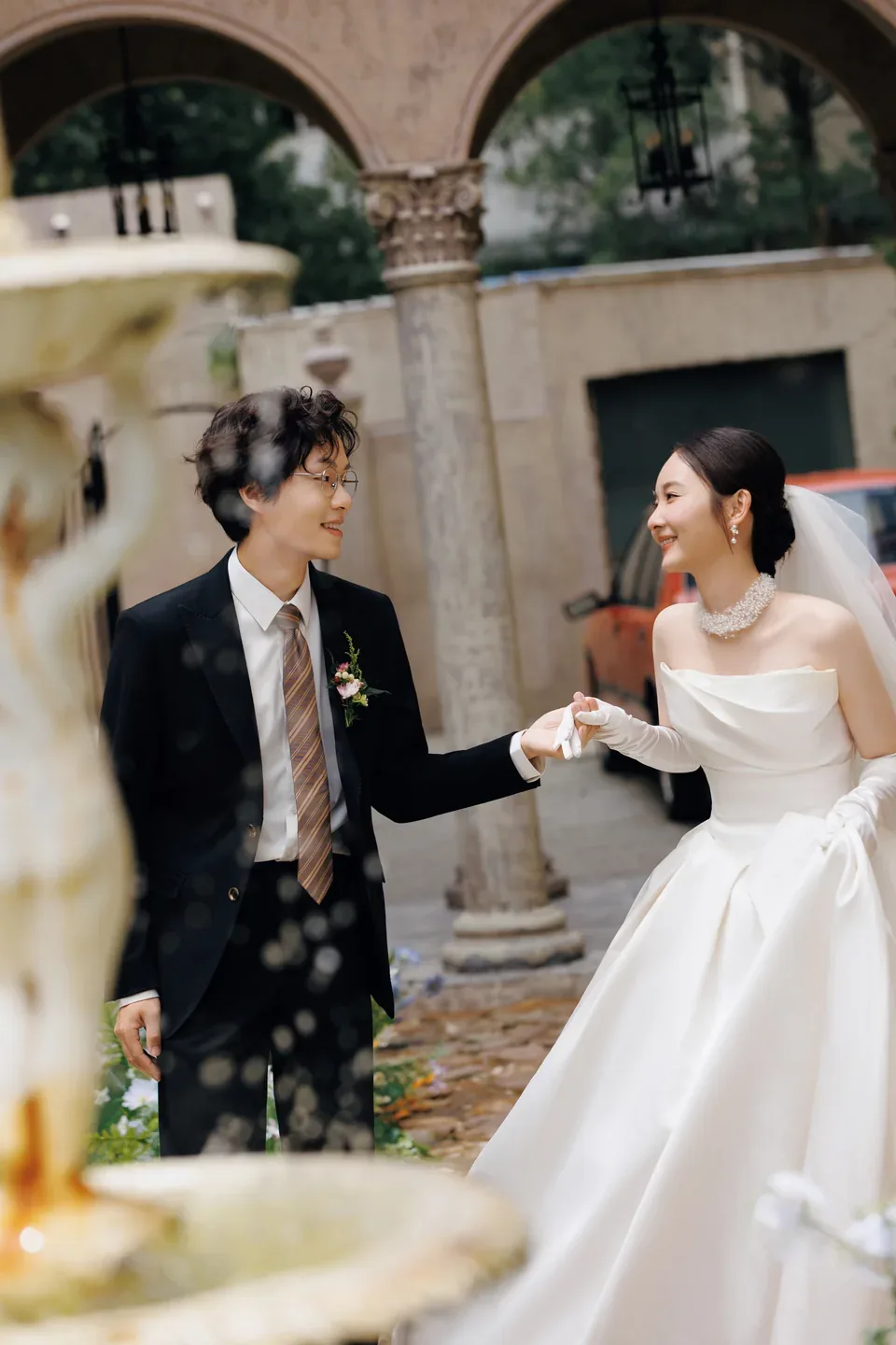 王心平与王雪的庭院婚纱照