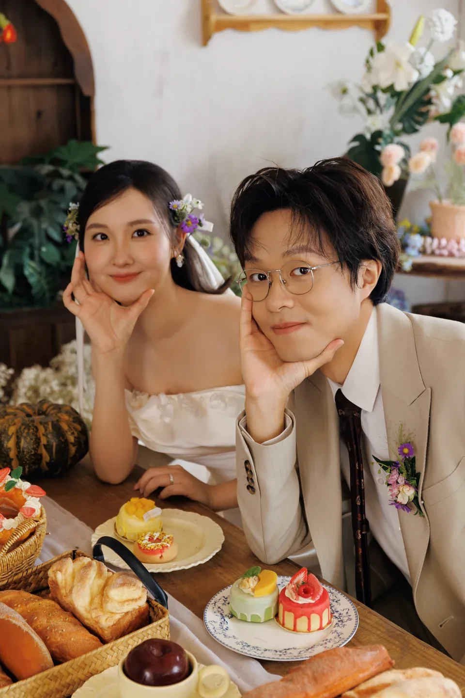 王心平与王雪的室内婚纱照